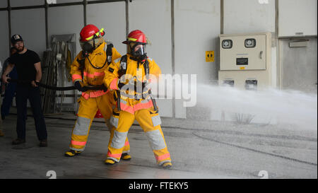 Atlantik (13. Februar 2015) Zivildienst Mariners führen einen simulierten Brand-Wirkungs-Bohrer auf das Military Sealift Command gemeinsame High-Speed-Schiff USNS Speerspitze (JHSV 1) 13. Februar 2015. Speerspitze ist auf eine geplante Bereitstellung in die USA 6. Flotte Einsatzgebiet zur Unterstützung der internationalen Zusammenarbeit Kapazitäten Programm Afrika Partnerschaft Station. (Foto: U.S. Navy Mass Communication Specialist 1. Klasse Joshua Davies/freigegeben) Stockfoto