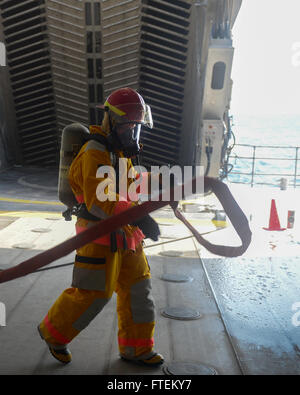 Atlantik (13. Februar 2015) Zivildienst Mariner James Conner beteiligt sich an einem simulierten Brand-Wirkungs-Bohrer auf Military Sealift Command gemeinsame High-Speed-Schiff USNS Speerspitze (JHSV 1) 13. Februar 2015. Speerspitze ist auf eine geplante Bereitstellung in die USA 6. Flotte Einsatzgebiet zur Unterstützung der internationalen Zusammenarbeit Kapazitäten Programm Afrika Partnerschaft Station. (Foto: U.S. Navy Mass Communication Specialist 1. Klasse Joshua Davies/freigegeben) Stockfoto