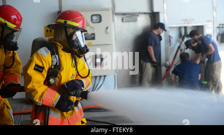 Atlantik (13. Februar 2015) Zivildienst Mariners führen einen simulierten Brand-Wirkungs-Bohrer auf das Military Sealift Command gemeinsame High-Speed-Schiff USNS Speerspitze (JHSV 1) 13. Februar 2015. Speerspitze ist auf eine geplante Bereitstellung in die USA 6. Flotte Einsatzgebiet zur Unterstützung der internationalen Zusammenarbeit Kapazitäten Programm Afrika Partnerschaft Station. (Foto: U.S. Navy Mass Communication Specialist 1. Klasse Joshua Davies/freigegeben) Stockfoto