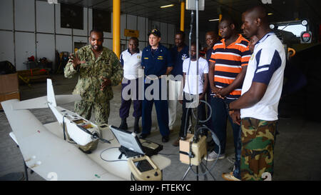 Atlantik (13. Februar 2015) Chief Operations Specialist Dwayne Brown, von New York City, beschreibt den Leistungsumfang der RQ-20A Aqua Puma kleine unbemannte Flugzeuge mit eingeschifften ghanaischen militärischen Personals an Bord der Military Sealift Command gemeinsame High-Speed-Schiff USNS Speerspitze (JHSV 1) 13. Februar 2015. Speerspitze ist auf eine geplante Bereitstellung in die USA 6. Flotte Einsatzgebiet zur Unterstützung der internationalen Zusammenarbeit Kapazitäten Programm Afrika Partnerschaft Station. (Foto: U.S. Navy Mass Communication Specialist 1. Klasse Joshua Davies/freigegeben) Stockfoto