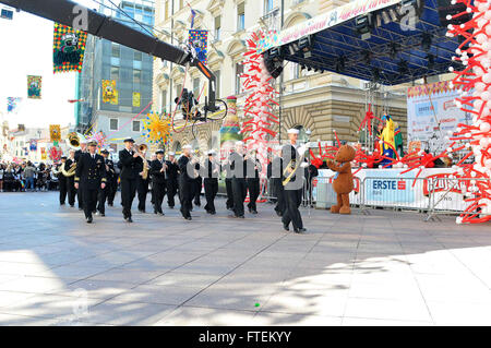 RIJEKA, Kroatien (16. Februar 2015) der US Naval Forces Europa Band führt während der 2015 Rijeka International Karnevalsumzug in Rijeka, Kroatien, 16. Februar 2015 statt. (Foto: U.S. Navy Mass Communication Specialist 2. Klasse Mike Wright / veröffentlicht) Stockfoto