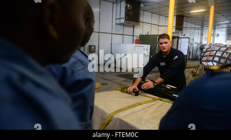 Atlantik (17. Februar 2015) US Coast Guard Maritime Enforcement Spezialist 3. Klasse Ryan Rogers führt Besuch, Board, Durchsuchung und Beschlagnahme training mit ghanaischen Militärangehörige auf gemeinsame High-Speed-Schiff Military Sealift Command (JHSV 1) USNS Speerspitze 17. Februar 2015. Speerspitze ist auf eine geplante Bereitstellung in die USA 6. Flotte Einsatzgebiet zur Unterstützung der internationalen Zusammenarbeit Kapazitäten Programm Afrika Partnerschaft Station. (Foto: U.S. Navy Mass Communication Specialist 1. Klasse Joshua Davies/freigegeben) Stockfoto