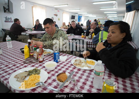 Deveselu, Rumänien (19. Februar 2015) Segler, Seabees und Vertragspartner genießen Sie eine Mittagspause in der vor-Ort-Galeere in Deveselu Naval Support Facility (NSF), Rumänien, 19. Februar 2015. Die drei Gruppen haben seit dem NSF Deveselu Spatenstich 28. Oktober 2013, zusammengearbeitet, um Marine Region Europa Afrika Südwesten Asiens neueste Tool für die effiziente und effektive Ufer Serviceunterstützung der Vereinigten Staaten und der Alliierten Streitkräfte in Europa, Afrika und Südwestasien tätig zu konstruieren. (US Navy Foto von Lt. j.g. Alexander Perrien/freigegeben) Stockfoto