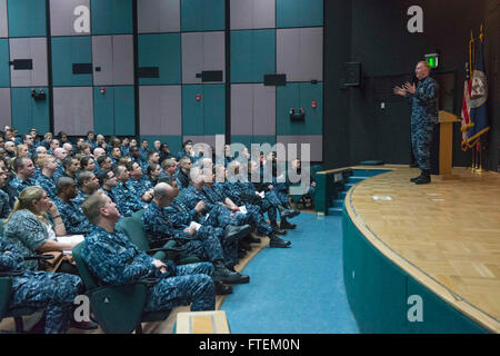 Neapel, Italien (18. Februar 2015) Commander, U.S. 6. Flottille, Vice Admiral James G. Foggo führt einen All-Hands-Aufruf für eingetragene und zivilem Personal am Naval Support Aktivität Neapel 18. Februar 2015. Foggo durchgeführt, den All-Hands-Aufruf die Bedeutung der US-6. Flotte Einsatzgebieten und die Bedeutung jeder Segler Beitrag zur Missionserfolg zum Ausdruck zu bringen. (Foto: U.S. Navy Mass Communication Specialist 3. Klasse Daniel Schumacher/freigegeben) Stockfoto