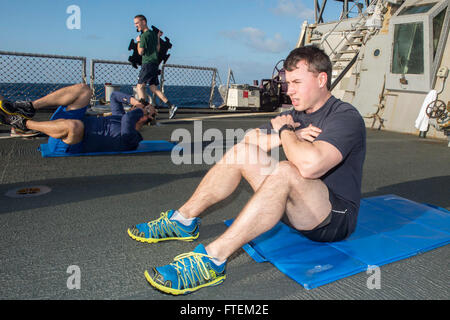 Atlantik (19. Februar 2015) Ensign Joseph Lillie, USS Laboon (DDG-58) Oberleutnant führt Sit-ups, während das führende Segler im Befehl körperliches Training an Bord 19. Februar 2015 ausgeliefert. Laboon, ein Arleigh Burke-Klasse geführte Flugkörper Zerstörer nach Hause getragen in Norfolk, führt im Gange Marinebetriebe in den USA 6. Flotte Bereich der Maßnahmen zur Erhöhung der Sicherheit der Vereinigten Staaten in Europa interessiert. Stockfoto