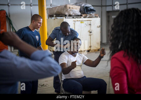 Atlantik (20. Februar 2015) US-Küste Gardisten und ghanaischen militärischen Mitglieder üben Druckpunkt Manöver in der Mission Bay an Bord der Military Sealift Command gemeinsame High-Speed-Schiff USNS Speerspitze (JHSV 1) in Afrika Maritime Law Enforcement Partnerschaft 20. Februar 2015. Speerspitze ist auf eine geplante Bereitstellung in die USA 6. Flotte Einsatzgebiet zur Unterstützung der internationalen Zusammenarbeit Kapazitäten Programm Afrika Partnerschaft Station. Stockfoto