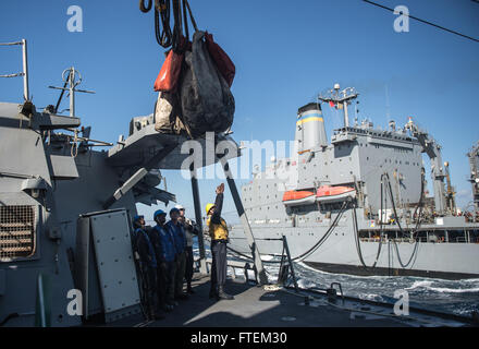 Mittelmeer (20. Februar 2015) Matrosen an Bord USS Donald Cook (DDG-75) teilnehmen an Nachschub auf See. Donald Cook, ein Zerstörer der Arleigh Burke-Klasse geführte Flugkörper in Rota, Spanien, nach vorne bereitgestellt führt Marinebetriebe in den USA 6. Flotte Bereich der Maßnahmen zur Erhöhung der Sicherheit der Vereinigten Staaten in Europa interessiert. Stockfoto