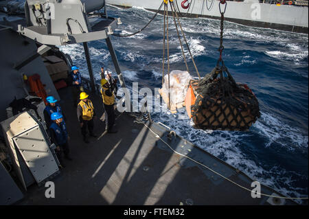 Mittelmeer (20. Februar 2015) Matrosen an Bord USS Donald Cook (DDG-75) teilnehmen an Nachschub auf See. Donald Cook, ein Zerstörer der Arleigh Burke-Klasse geführte Flugkörper in Rota, Spanien, nach vorne bereitgestellt führt Marinebetriebe in den USA 6. Flotte Bereich der Maßnahmen zur Erhöhung der Sicherheit der Vereinigten Staaten in Europa interessiert. Stockfoto