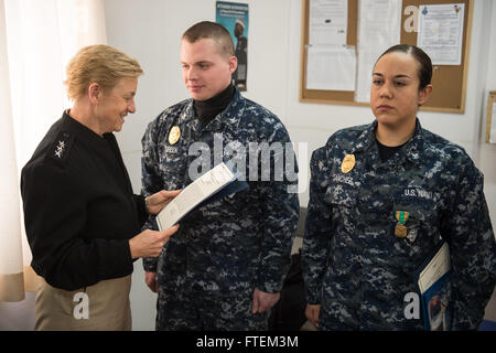 DEVESELU, Rumänien (21. Februar 2015) Deputy Commander, US Fleet Forces Command, Vice Admiral Nora W. Tyson prämiert, Matrosen bei einem alle Hände Anruf am Naval Support Facility (NSF) Deveselu 21. Februar 2015. NSF Deveselu ist Navy Region Europa Afrika Südwesten Asiens neueste Tool für die effiziente und effektive Ufer Serviceunterstützung der Vereinigten Staaten und der Alliierten Streitkräfte in Europa, Afrika und Südwestasien tätig. Stockfoto