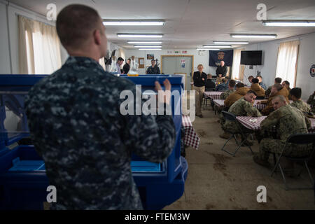 DEVESELU, Rumänien (21. Februar 2015) Deputy Commander, US Fleet Forces Command, Vice Admiral Nora W. Tyson Felder Fragen während einer alle Hände rufen am Naval Support Facility (NSF) Deveselu 21. Februar 2015. NSF Deveselu ist Navy Region Europa Afrika Südwesten Asiens neueste Tool für die effiziente und effektive Ufer Serviceunterstützung der Vereinigten Staaten und der Alliierten Streitkräfte in Europa, Afrika und Südwestasien tätig. Stockfoto