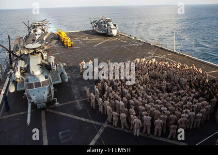 Mittelmeer (4. September 2013) US-Marines zugewiesen, die 26. Marine Expeditionary Unit (MEU) hören Oberstleutnant Kevin Collins, Kommandierender Offizier der Bekämpfung Logistik-Bataillon 26, 26. MEU, gibt er eine kurze Freiheit auf dem Flugdeck der amphibischen Transportschiff der Dock USS San Antonio (LPD-17). Die 26. MEU ist eine Marine Air-Ground Task Force nach vorne auf die US-5. und 6. Flotte Aufgabenbereiche an Bord der Kearsarge amphibische bereit Gruppe bereitgestellt. Stockfoto