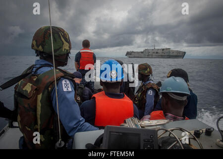 Atlantik (23. Februar 2015) Segler, Küste Gardisten und eingeschifften ghanaischen Streitkräfte nähern Military Sealift Command gemeinsame High-Speed-Schiff USNS Speerspitze (JHSV 1) während der Maritime Law Enforcement Partnerschaft Afrika 23. Februar 2015. Speerspitze ist auf eine geplante Bereitstellung in die USA 6. Flotte Einsatzgebiet zur Unterstützung der internationalen Zusammenarbeit Kapazitäten Programm Afrika Partnerschaft Station. Stockfoto