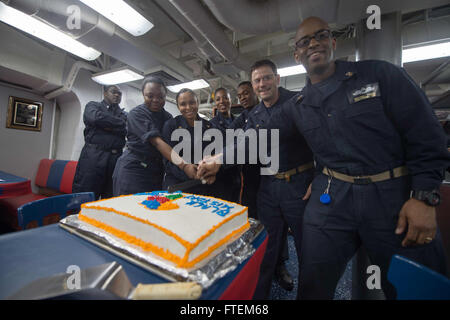 Mittelmeer (23. Februar 2015) Matrosen an Bord USS Cole (DDG-67) bereiten Sie die Black History Month Feier Kuchen 23. Februar 2015 geschnitten. Cole, ein Zerstörer der Arleigh-Burke-Klasse-geführte Flugkörper in Norfolk, Gridley führt Marinebetriebe in den USA 6. Flotte Bereich der Maßnahmen zur Erhöhung der Sicherheit der Vereinigten Staaten in Europa interessiert. Stockfoto