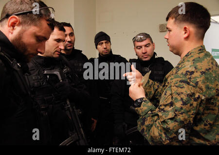 Bukarest, Rumänien (25. Februar 2015) US Navy Hospital Corpsman 3. Klasse Taylor Bennett, Zug Corpsman von Alpha Flotte Anti-Terrorism Security Team Unternehmen Europa (FASTEUR), Naval Station Rota, veranschaulicht die Verwendung von einem One-Way-Brust Dichtung Ventil ToRomanian Intelligenz Iervice Personal mit Brigada Antiterorista an die US-Botschaft in Bukarest 25. Februar 2015. Das Engagement der Botschaft zur Verfügung gestellt FASTEUR Marines einer Chance, Ausbildung zur Stärkung einer amerikanischen Botschaft mit Host Nation Kräfte im Krisenfall durchzuführen. Stockfoto