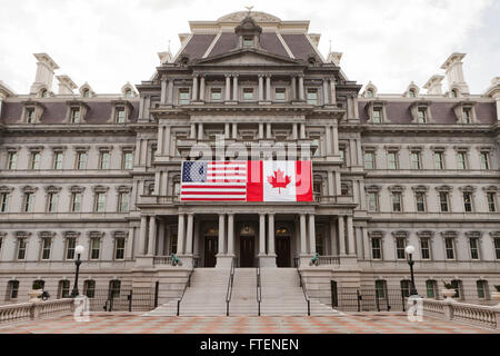 U.S. / Kanada Fahnen hingen an der Eisenhower alte Chefzimmer Gebäude - Washington, DC USA Stockfoto