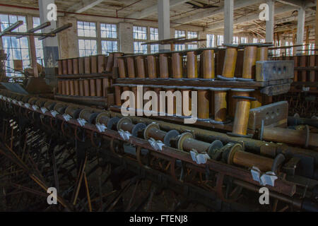 Gestell aus Holz Klöppel auf antiken Geräte wiederum der Jahrhundert Seide Fabrik zu werfen. Stockfoto