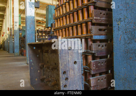 Rack mit hölzernen Klöppel am Boden der Wende des Jahrhunderts Seide Fabrik zu werfen. Stockfoto