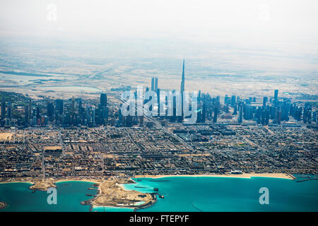 Luftaufnahme von Dubai Businesscenter mit dem Burj Khalifa, entfernt. Stockfoto