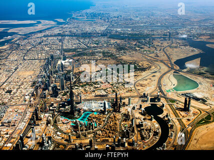 Luftaufnahme von Dubai Businesscenter mit dem Burj Khalifa, entfernt. Stockfoto