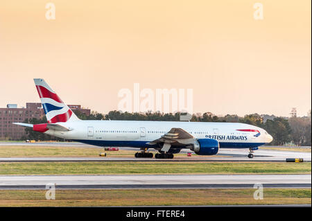 British Airways-Jet auf Taxiway am Atlanta International Airport in Atlanta, Georgia, USA. Stockfoto