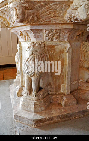 Geschnitzte Schrift stammen Detail in der Pfarrkirche St Mary Surlingham, Norfolk, England, Vereinigtes Königreich. Stockfoto