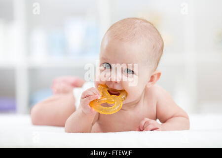 Baby Kind liegend auf Bauch weared Windel mit Beißring Stockfoto