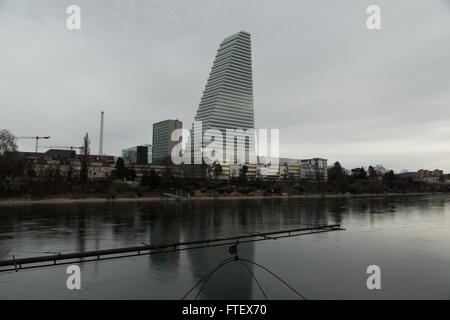 Ein Foto von der neuen Roche-Turm (Gebäude 1, oder Bau 1) an den Ufern des Flusses Rhein in Basel, Schweiz. 178 m hoch, Stockfoto