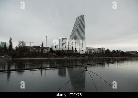 Ein Foto von der neuen Roche-Turm (Gebäude 1, oder Bau 1) an den Ufern des Flusses Rhein in Basel, Schweiz. Stockfoto