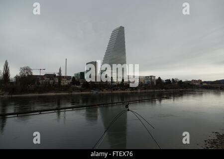 Ein Foto von der neuen Roche-Turm (Gebäude 1, oder Bau 1) an den Ufern des Flusses Rhein in Basel, Schweiz. Stockfoto