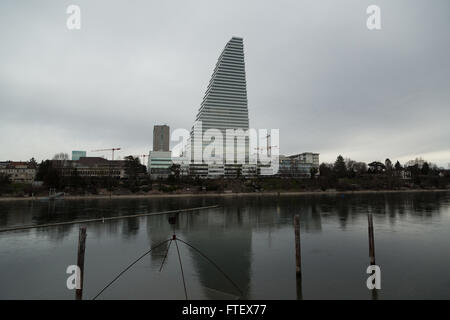 Ein Foto des neuen Roche Tower (Gebäude 1, oder Bau 1) an den Ufern des Flusses Rhein in Basel Stockfoto