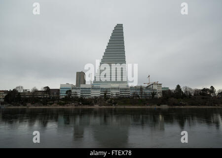 Ein Foto des neuen Roche Tower (Gebäude 1, oder Bau 1) an den Ufern des Flusses Rhein in Basel Stockfoto