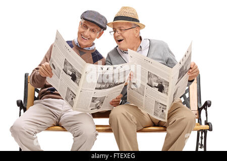 Senior mit etwas in der Zeitung zu seinem Freund sitzen auf einer Bank, die isoliert auf weißem Hintergrund Stockfoto