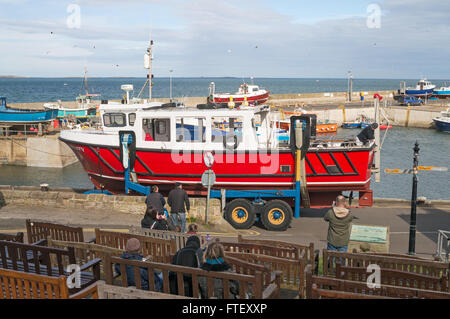 Farne Islands Reise Boot Gelassenheit auf ein Sublift Bootsanhänger am Hafen von North Sunderland, gemeinsame, Northumberland England UK Stockfoto