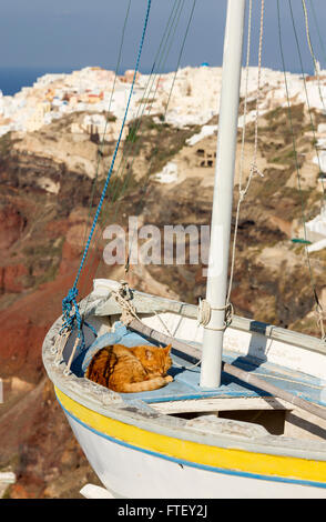 Malerisches Bild von Santorin. Dies ist in der Stadt Oia, wo viele einheimische benutzen, um Boote über ihre Terrassen hängen. Stockfoto