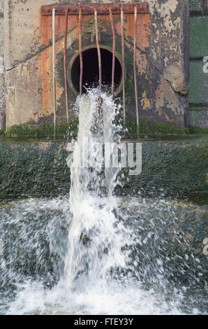 Schleuse-Regen-Wasser, nach Phase der heftigen Regenfälle Stockfoto