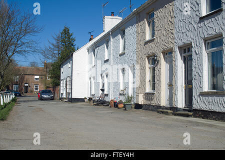 Reihe von weiß getünchten Häuschen Kilham East Yorkshire UK Stockfoto