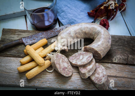 traditionelle spanische Tapa von Butifarra mit Brot und Wein Stockfoto