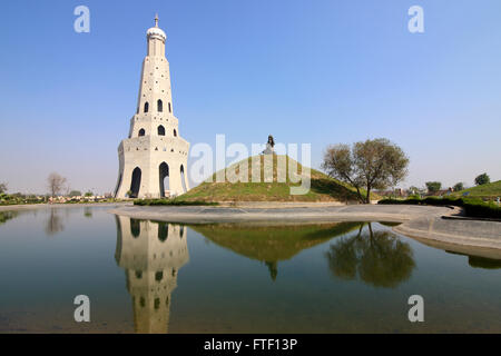 Baba Banda Singh Bahadur Denkmal mit blauen Himmel und Krieger Statuen im See widerspiegelt. Stockfoto