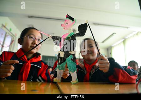 Liaocheng, Liaocheng, CHN. 25. März 2016. Liaocheng, CHINA - 25. März 2016: (Nur zur redaktionellen Verwendung. CHINA aus) College-Studenten unterrichten Schüler Schattenspiel für Welt-Theater-Tag. Erstellt im Jahr 1961 durch den Internationalen Theaterinstituts (ITI), ist Welt-Theater-Tag jährlich am 27. März von ITI-Zentren und der internationalen Theaterszene gefeiert. Zu diesem Anlass werden verschiedene nationale und internationale Theaterveranstaltungen organisiert. © SIPA Asien/ZUMA Draht/Alamy Live-Nachrichten Stockfoto