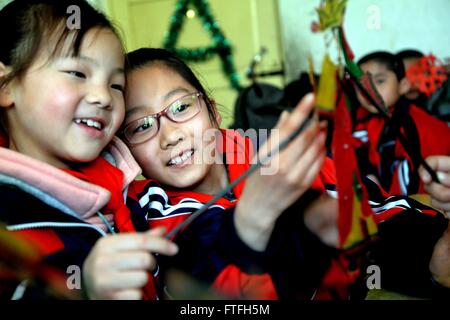 Liaocheng, Liaocheng, CHN. 25. März 2016. Liaocheng, CHINA - 25. März 2016: (Nur zur redaktionellen Verwendung. CHINA aus) College-Studenten unterrichten Schüler Schattenspiel für Welt-Theater-Tag. Erstellt im Jahr 1961 durch den Internationalen Theaterinstituts (ITI), ist Welt-Theater-Tag jährlich am 27. März von ITI-Zentren und der internationalen Theaterszene gefeiert. Zu diesem Anlass werden verschiedene nationale und internationale Theaterveranstaltungen organisiert. © SIPA Asien/ZUMA Draht/Alamy Live-Nachrichten Stockfoto