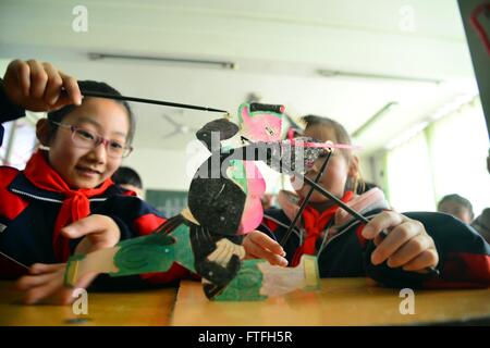 Liaocheng, Liaocheng, CHN. 25. März 2016. Liaocheng, CHINA - 25. März 2016: (Nur zur redaktionellen Verwendung. CHINA aus) College-Studenten unterrichten Schüler Schattenspiel für Welt-Theater-Tag. Erstellt im Jahr 1961 durch den Internationalen Theaterinstituts (ITI), ist Welt-Theater-Tag jährlich am 27. März von ITI-Zentren und der internationalen Theaterszene gefeiert. Zu diesem Anlass werden verschiedene nationale und internationale Theaterveranstaltungen organisiert. © SIPA Asien/ZUMA Draht/Alamy Live-Nachrichten Stockfoto