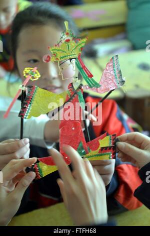 Liaocheng, Liaocheng, CHN. 25. März 2016. Liaocheng, CHINA - 25. März 2016: (Nur zur redaktionellen Verwendung. CHINA aus) College-Studenten unterrichten Schüler Schattenspiel für Welt-Theater-Tag. Erstellt im Jahr 1961 durch den Internationalen Theaterinstituts (ITI), ist Welt-Theater-Tag jährlich am 27. März von ITI-Zentren und der internationalen Theaterszene gefeiert. Zu diesem Anlass werden verschiedene nationale und internationale Theaterveranstaltungen organisiert. © SIPA Asien/ZUMA Draht/Alamy Live-Nachrichten Stockfoto