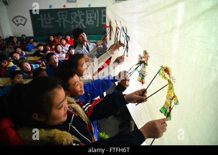 Liaocheng, Liaocheng, CHN. 25. März 2016. Liaocheng, CHINA - 25. März 2016: (Nur zur redaktionellen Verwendung. CHINA aus) College-Studenten unterrichten Schüler Schattenspiel für Welt-Theater-Tag. Erstellt im Jahr 1961 durch den Internationalen Theaterinstituts (ITI), ist Welt-Theater-Tag jährlich am 27. März von ITI-Zentren und der internationalen Theaterszene gefeiert. Zu diesem Anlass werden verschiedene nationale und internationale Theaterveranstaltungen organisiert. © SIPA Asien/ZUMA Draht/Alamy Live-Nachrichten Stockfoto