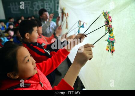 Liaocheng, Liaocheng, CHN. 25. März 2016. Liaocheng, CHINA - 25. März 2016: (Nur zur redaktionellen Verwendung. CHINA aus) College-Studenten unterrichten Schüler Schattenspiel für Welt-Theater-Tag. Erstellt im Jahr 1961 durch den Internationalen Theaterinstituts (ITI), ist Welt-Theater-Tag jährlich am 27. März von ITI-Zentren und der internationalen Theaterszene gefeiert. Zu diesem Anlass werden verschiedene nationale und internationale Theaterveranstaltungen organisiert. © SIPA Asien/ZUMA Draht/Alamy Live-Nachrichten Stockfoto