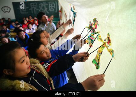 Liaocheng, Liaocheng, CHN. 25. März 2016. Liaocheng, CHINA - 25. März 2016: (Nur zur redaktionellen Verwendung. CHINA aus) College-Studenten unterrichten Schüler Schattenspiel für Welt-Theater-Tag. Erstellt im Jahr 1961 durch den Internationalen Theaterinstituts (ITI), ist Welt-Theater-Tag jährlich am 27. März von ITI-Zentren und der internationalen Theaterszene gefeiert. Zu diesem Anlass werden verschiedene nationale und internationale Theaterveranstaltungen organisiert. © SIPA Asien/ZUMA Draht/Alamy Live-Nachrichten Stockfoto