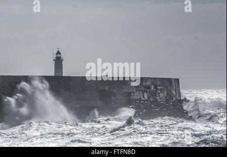 Newhaven, East Sussex, UK..28. März 2016..Storm Katie peitscht die Brandung an der Südküste. Stockfoto