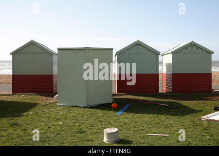 Brighton, UK. 28. März 2016. Ein unversucht Strandhütte liegt auf dem Rücken in Hove nach Winde und Regen brachte durch Sturm Katie zerschlagen der Küste in Brighton, East Sussex, UK Montag, 28. März 2016. BBC berichten "Sturm Katie Böen von bis zu 105 km/h Misshandlung von England und Wales, mit mehreren Flügen von Flughäfen umgeleitet gesehen hat und große Brücken geschlossen". Bildnachweis: Luke MacGregor/Alamy Live-Nachrichten Stockfoto