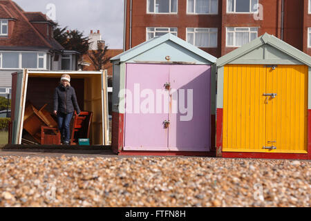 Brighton, UK. 28. März 2016. Eine Frau inspiziert Schäden an eine Strandhütte in Hove, nachdem Wind und Regen durch Sturm Katie brachte die Küste in Brighton, East Sussex, UK Montag, 28. März 2016 zerschlagen. BBC berichten "Sturm Katie Böen von bis zu 105 km/h Misshandlung von England und Wales, mit mehreren Flügen von Flughäfen umgeleitet gesehen hat und große Brücken geschlossen". Bildnachweis: Luke MacGregor/Alamy Live-Nachrichten Stockfoto