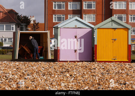 Brighton, UK. 28. März 2016. Eine Frau inspiziert Schäden an eine Strandhütte in Hove, nachdem Wind und Regen durch Sturm Katie brachte die Küste in Brighton, East Sussex, UK Montag, 28. März 2016 zerschlagen. BBC berichten "Sturm Katie Böen von bis zu 105 km/h Misshandlung von England und Wales, mit mehreren Flügen von Flughäfen umgeleitet gesehen hat und große Brücken geschlossen". Bildnachweis: Luke MacGregor/Alamy Live-Nachrichten Stockfoto