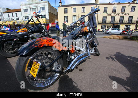 Southend on Sea, Vereinigtes Königreich. 28. März 2016. Der jährliche Southend Shakedown-Motorrad-Rallye auf Southend direkt am Meer. Motorradfahrer fahren vom Ace Cafe, North Circular Road, London, Southend. Penelope Barritt/Alamy Live-Nachrichten Stockfoto